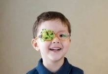 muchacho joven con un parche adhesivo en el ojo