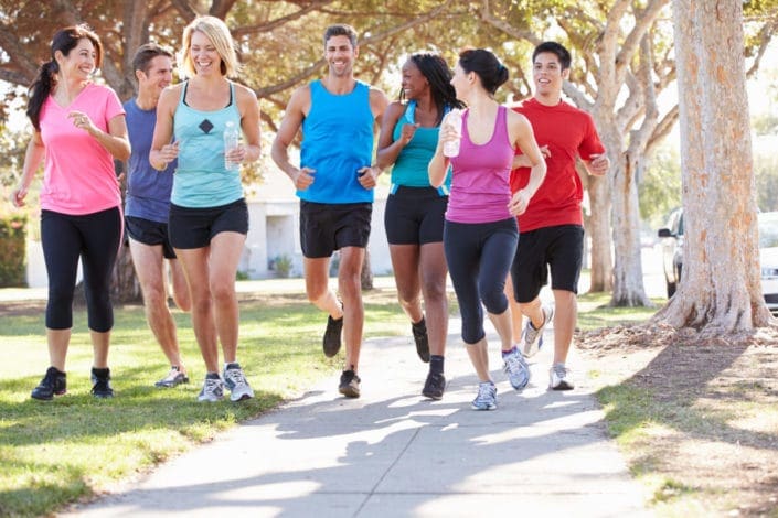 Grupo de personas corriendo en el parque
